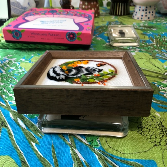 COPY - Vintage needlepoint skunk 🦨 and flowers 💐 picture. - Picture 6 of 9